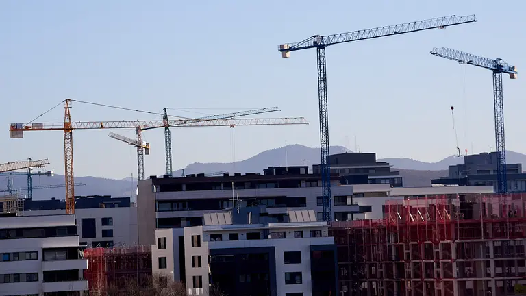Gr&uacute;as y edificios en construcci&oacute;n en barrio del Soto de Lezkairu de Pamplona. I&Ntilde;IGO ALZUGARAY