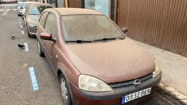Coche lleno de polvo a causa de la calima en Estella. NAVARRA.COM