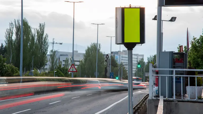 Los nuevos radares colocados en la Av. Navarra y en la cuesta de Beloso.IRAITZ IRIARTE.