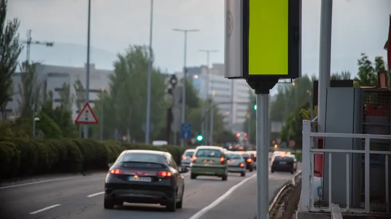 Los nuevos radares colocados en la Av. Navarra y en la cuesta de Beloso.IRAITZ IRIARTE.