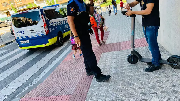 La Polic&iacute;a Municipal de Pamplona vigila el uso de los patinetes el&eacute;ctricos en la ciudad. POLIC&Iacute;A MUNICIPAL