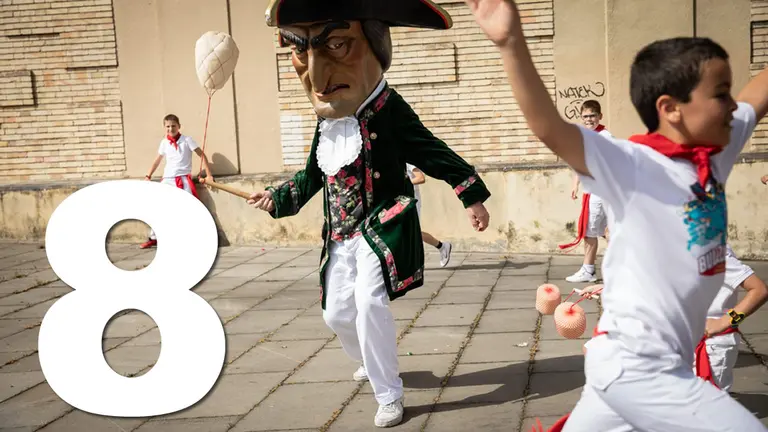 08 La Comparsa de Gigantes y cabezudos vuelve a salir a la calle acompañada por cientos de personas