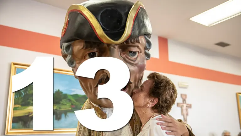 13 La Comparsa de Gigantes y Cabezudos visita la Meca y llena de ilusión a a sus residentes