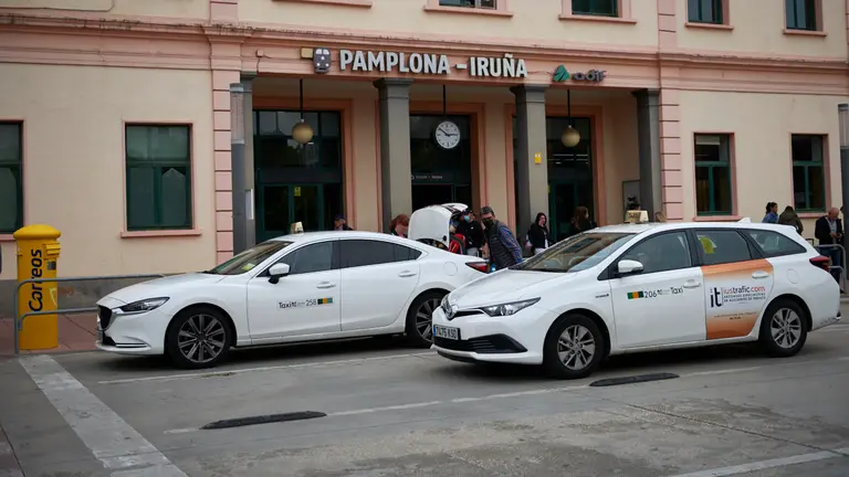 Taxis en la estaci&oacute;n de trenes Renfe de Pamplona. IRANZU LARRASOA&Ntilde;A