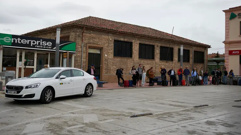 Taxis en la estaci&oacute;n de trenes Renfe de Pamplona. IRANZU LARRASOA&Ntilde;A