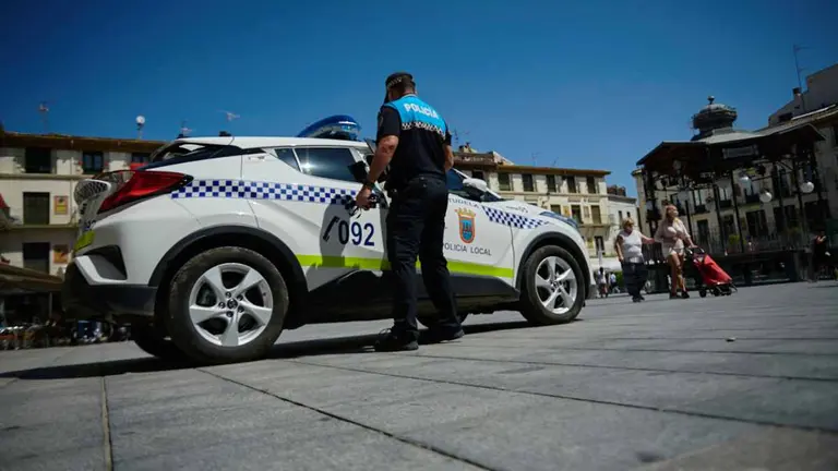 Un agente de la Polic&iacute;a Municipal de Tudela en la Plaza de los Fueros. PABLO LASAOSA