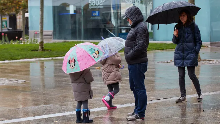 D&iacute;a de lluvia y paraguas en Pamplona. I&Ntilde;IGO ALZUGARAY