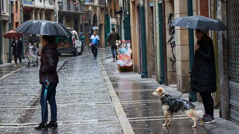 D&iacute;a de lluvia y paraguas en Pamplona. I&Ntilde;IGO ALZUGARAY