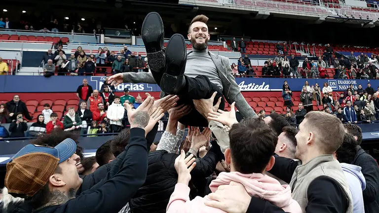El centrocampista de Osasuna Roberto Torres se ha despedido hoy en el estadio de El Sadar de la afici&oacute;n rojilla despu&eacute;s de pertenecer en la disciplina del club las &uacute;ltimas18 temporadas. Torres jugar&aacute; en el Foolad irani del ex rojillo Nekounam lo que resta de temporada. EFE/Jes&uacute;s Diges