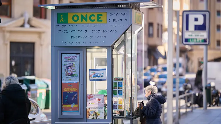 Kiosko de la ONCE en Pamplona. PABLO LASAOSA