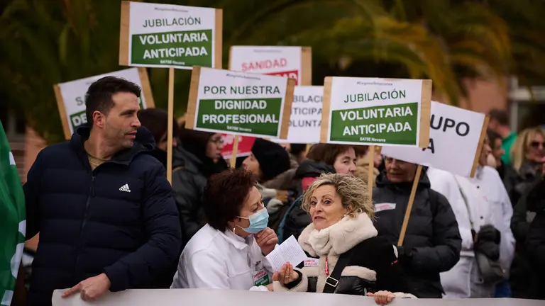 Concentraci&oacute;n de profesionales de enfermer&iacute;a y fisioterapeutas con motivo de la huelga convocada por el sindicato Satse para reclamar que se cumplan los compromisos adquiridos con el objetivo de mejorar sus condiciones laborales. PABLO LASAOSA