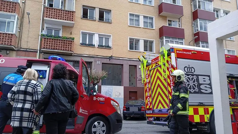 Atendida una persona por inhalaci&oacute;n de humo en un incendio en una vivienda de Berriozar. BOMBEROS DE NAVARRA
