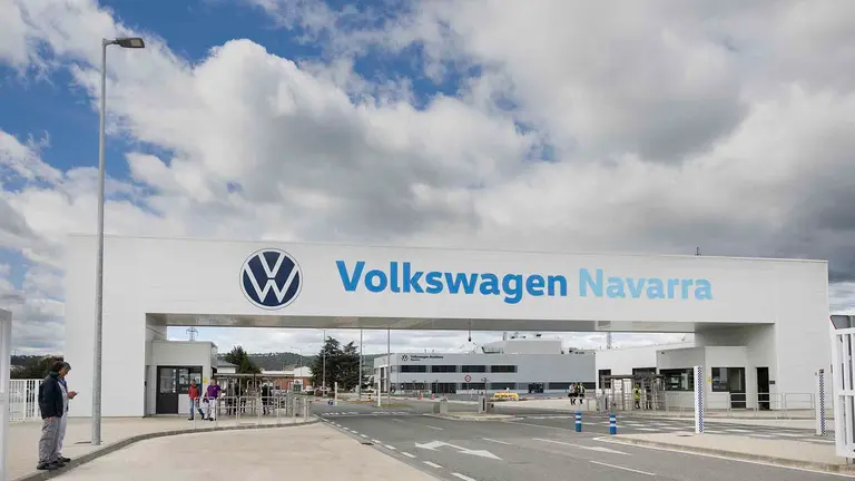 Puerta de acceso a Volkswagen Navarra. EFE/ Villar L&oacute;pez
