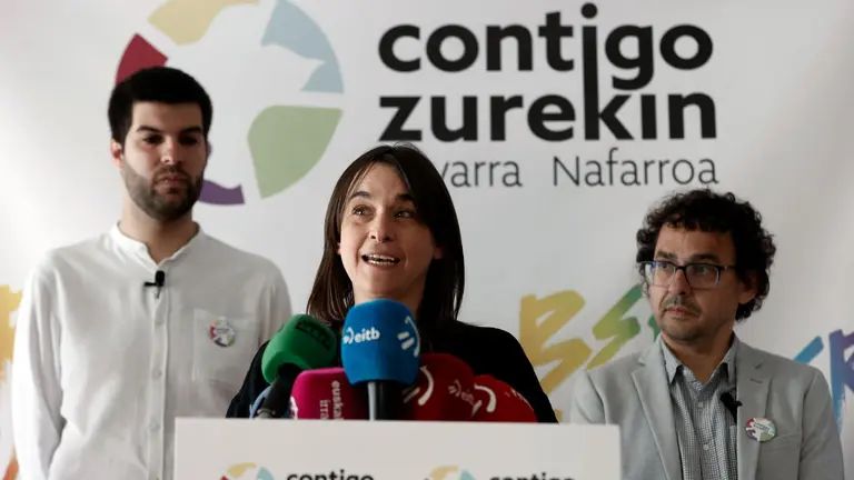 Los candidatos a presidir el Gobierno de Navarra y el Ayuntamiento de Pamplona por Contigo Navarra-Zurekin Nafarroa, Bego&ntilde;a Alfaro (c) y Txema Maule&oacute;n (d), respectivamente, durante el mensaje de cierre de campa&ntilde;a de su formaci&oacute;n pol&iacute;tica antes de la jornada de reflexi&oacute;n de ma&ntilde;ana s&aacute;bado. EFE/ Jes&uacute;s Diges