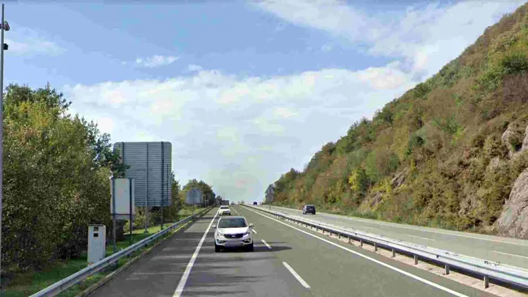 El radar de la DGT, ubicado en el punto kil&oacute;metrico 127 de la A-15 a la altura de Lecumberri, es el que m&aacute;s multa de Navarra. GOOGLEMAPS