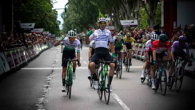 Final de la tercera etapa de la Vuelta a Navarra en Pamplona en 2023. JASMINA AHMETSPAHIC