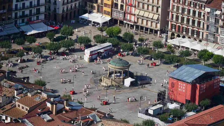 Vista del centro de Pamplona desde un helic&oacute;ptero en plena celebraci&oacute;n de los Sanfermines, durante el acceso de miles de personas a la plaza de toros, a 9 de julio de 2023. EUROPAPRESS