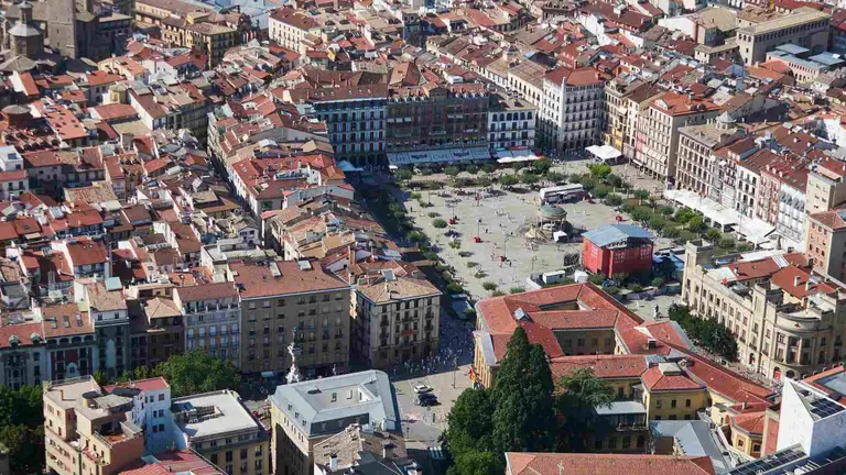 Vista del centro de Pamplona desde un helic&oacute;ptero en plena celebraci&oacute;n de los Sanfermines, durante el acceso de miles de personas a la plaza de toros, a 9 de julio de 2023. EUROPAPRESS
