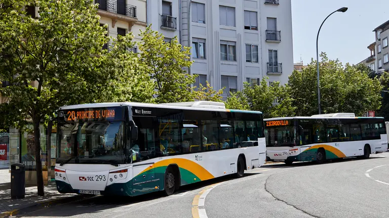 Parada de villavesa en la Plaza de Merindades de Pamplona. I&Ntilde;IGO ALZUGARAY