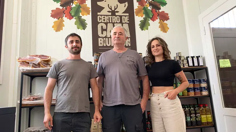 Juan Manuel Biurrun, en el centro, con sus hijos Patxi y Arancha en el centro de caza Biurrun. Navarra.com