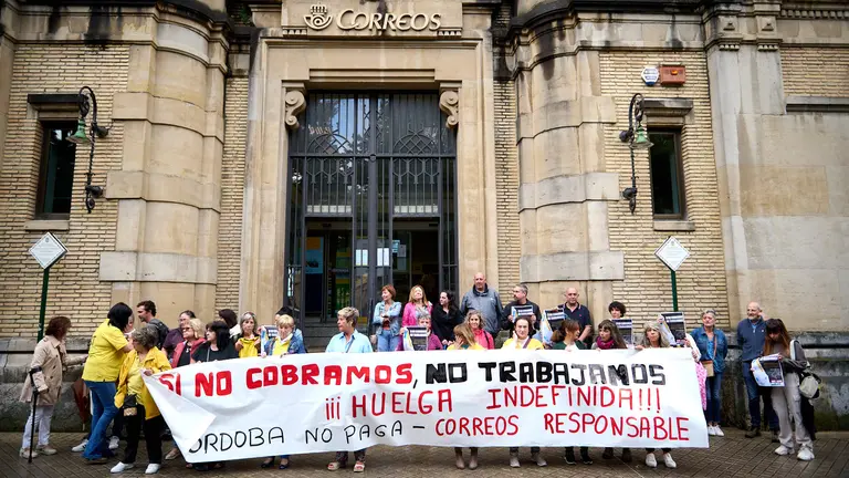 Imagen de archivo de una concentraci&oacute;n en la oficina de Correos del Paseo Sarasate de Pamplona. PABLO LASAOSA