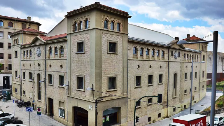 Imagen del edificio del front&oacute;n de Labrit. AYUNTAMIENTO DE PAMPLONA