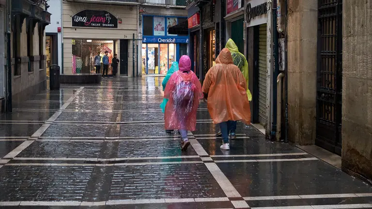 Paso de las tormentas asociadas a la DANA que est&aacute; cruzando la pen&iacute;nsula por las calles de Pamplona en la ma&ntilde;ana del s&aacute;bado. I&Ntilde;IGO ALZUGARAY