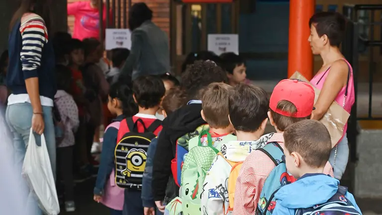Imagen de archivo de ni&ntilde;os en el primer d&iacute;a de la vuelta al colegio. EFE/J. Casares
