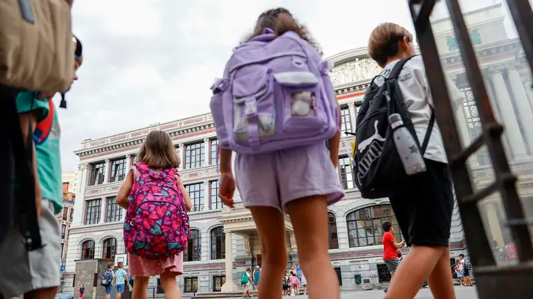 Imagen de archivo de ni&ntilde;os en el primer d&iacute;a de la vuelta al colegio. 
EFE/Luis Tejido