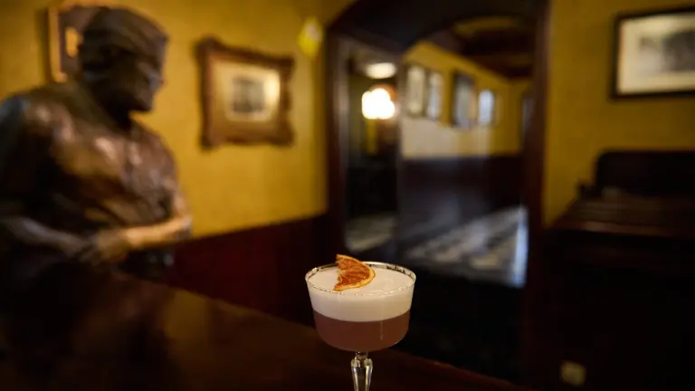 Camilo Ríos y Javier Isasi de la nueva coctelería de El Rincón de Hemingway en Plaza del Castillo 44B. PABLO LASAOSA