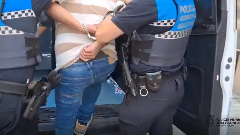 La Polic&iacute;a Municipal de Pamplona coloca las esposas y detiene a un hombre en la capital navarra. POLIC&Iacute;A MUNICIPAL DE PAMPLONA