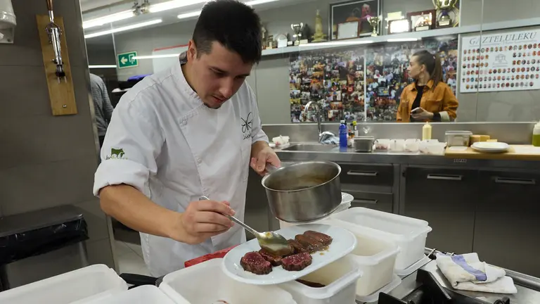 Premio al Toro m&aacute;s jugoso de la Feria del Toro 2023 de la sociedad Gazteluleku, este a&ntilde;o cocinado por Aaron Ortiz, reciente estrella Michelin, del Restaurante Kabo de Pamplona. I&Ntilde;IGO ALZUGARAY