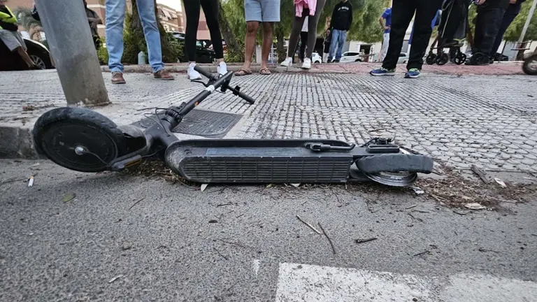 Imagen de un patinete siniestrado. ARCHIVO