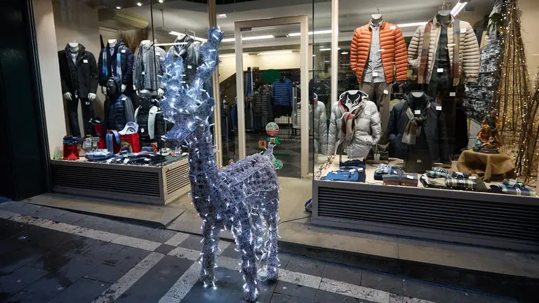 Compras navideñas en Pamplona. IÑIGO ALZUGARAY