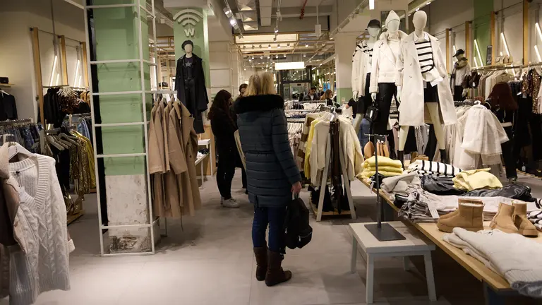 Compras navideñas en Pamplona. IÑIGO ALZUGARAY