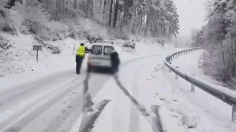 Un conductor atrapado por la nieve en el puerto de Erro. CEDIDA