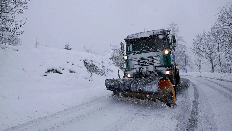 Vista de la localidad navarra de Viscarret bajo una intensa nevada este s&aacute;bado, en una jornada en la que la comunidad Foral y otras seis comunidades aut&oacute;nomas est&aacute;n este s&aacute;bado en alerta amarilla por nevadas, lluvias, vientos fuertes y fen&oacute;menos costeros.- EFE/ Villar L&oacute;pez