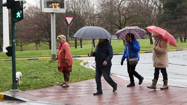 Una DANA y una borrasca se juntan en Navarra, y dejan en el centro de Pamplona los primeros copos de nieve de 2024 en una ma&ntilde;ana con un tiempo fr&iacute;o y desapacible. I&Ntilde;IGO ALZUGARAY