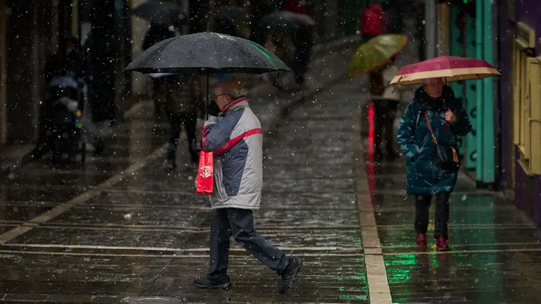 Fr&iacute;o y copos de nieve sobre Pamplona. PABLO LASAOSA