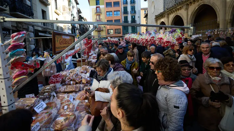 Puestos de venta de roscos y dulces en la plaza de San Nicol&aacute;s y en la calle San Miguel por la celebraci&oacute;n de San Blas. I&Ntilde;IGO ALZUGARAY