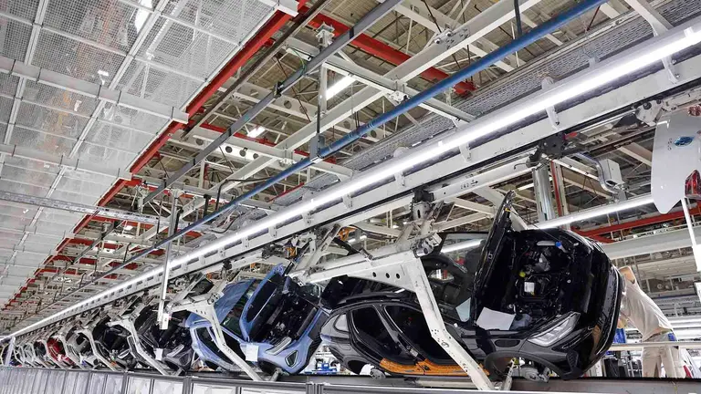 El presidente de Volkswagen Navarra, Michael Hobusch, ha asegurado este martes, en un acto de presentaci&oacute;n del nuevo modelo T-Cross que se produce en la factor&iacute;a de Pamplona en exclusiva para toda Europa, que "el camino hacia la electrificaci&oacute;n no solo est&aacute; dise&ntilde;ado, sino que ya es una realidad imparable entre nosotros". EFE/ Villar L&oacute;pez