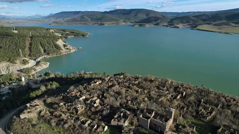 Aspecto actual que presenta el pantano de Yesa que ha visto incrementado de forma considerable su capacidad tras las intensas lluvias ca&iacute;das en los &uacute;ltimos d&iacute;as.  EFE/ Jes&uacute;s Diges