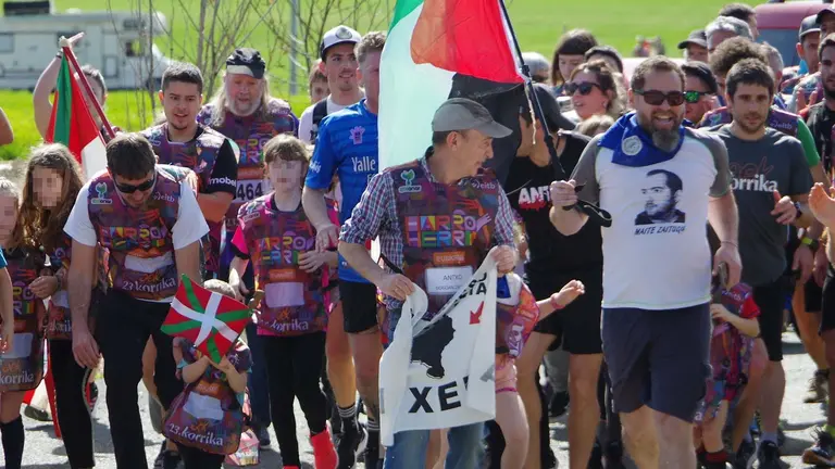 La Korrika de 2024, a su paso por Navarra con carteles y alusiones a los asesinos de ETA. KORRIKA