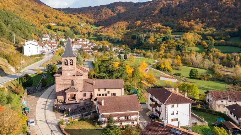 Vista a&eacute;rea del pueblo de Eugi. FRANCIS VAQUERO / TURISMO DE NAVARRA