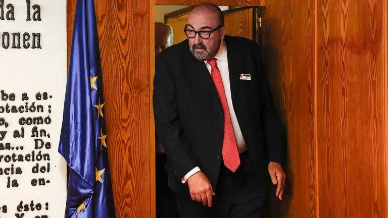 Koldo Garc&iacute;a, que fuera asesor del exministro Jos&eacute; Luis &Aacute;balos, se dirige a comparecer ante la comisi&oacute;n del Senado por su imputaci&oacute;n en la presunta trama de corrupci&oacute;n por la compraventa de mascarillas durante la pandemia, este lunes, en la C&aacute;mara Alta. EFE/ J.J. Guill&eacute;n