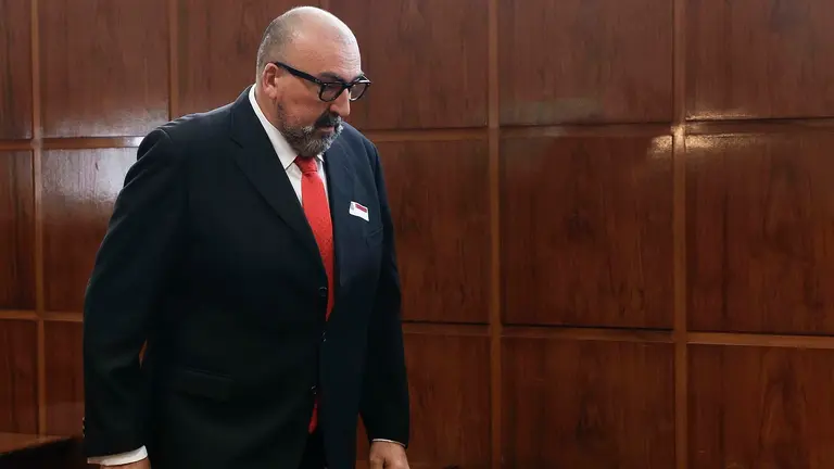 Koldo Garc&iacute;a, que fuera asesor del exministro Jos&eacute; Luis &Aacute;balos, se dirige a comparecer ante la comisi&oacute;n del Senado por su imputaci&oacute;n en la presunta trama de corrupci&oacute;n por la compraventa de mascarillas durante la pandemia, este lunes, en la C&aacute;mara Alta. EFE/ J.J. Guill&eacute;n