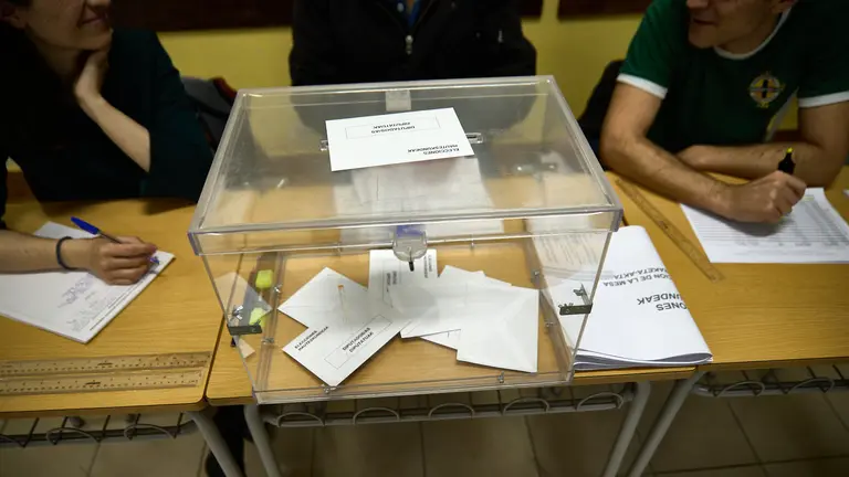 Imagen de archivo de una urna para las Elecciones al Parlamento Europeo en el IES Plaza de la Cruz de Pamplona. I&Ntilde;IGO ALZUGARAY