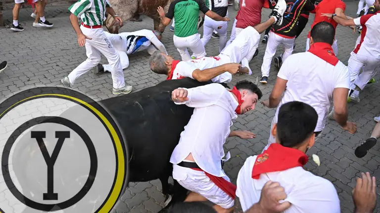 Un mozo ca&iacute;do, durante del s&eacute;ptimo encierro de los Sanfermines de 2023 con toros de la ganader&iacute;a de Victoriano del R&iacute;o. EFE - DANIEL FERN&Aacute;NDEZ