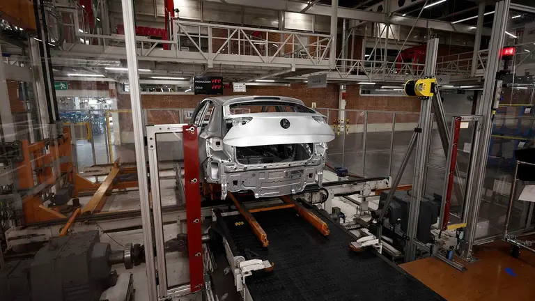 La pr&oacute;xima semana, antes de los Sanfermines, saldr&aacute; de las l&iacute;neas de montaje de Volkswagen Navarra el &uacute;ltimo coche del modelo Polo cuarenta a&ntilde;os despu&eacute;s de que este emblem&aacute;tico turismo comenzara a fabricarse en la planta de Pamplona, que ha hecho de este &lsquo;superventas&rsquo; una de sus se&ntilde;as de identidad. El Polo, del que se han realizado en total seis redise&ntilde;os -cinco de ellos producidos en Pamplona- se deja de montar en la factor&iacute;a de Pamplona, pero no desaparece del mercado, ya que se seguir&aacute; fabricando en la planta de la multinacional alemana en Sud&aacute;frica. En total, en estos cuarenta a&ntilde;os, Volkswagen Navarra ha producido m&aacute;s de 8,4 millones de unidades de este modelo (8.421.145 a las 6,00 horas del viernes 28 de junio). El adi&oacute;s del Polo en Pamplona tiene un motivo muy concreto: habilitar espacio en las l&iacute;neas de montaje para la pr&oacute;xima fabricaci&oacute;n de dos modelos el&eacute;ctricos de Volkswagen.EFE/ Jes&uacute;s Diges