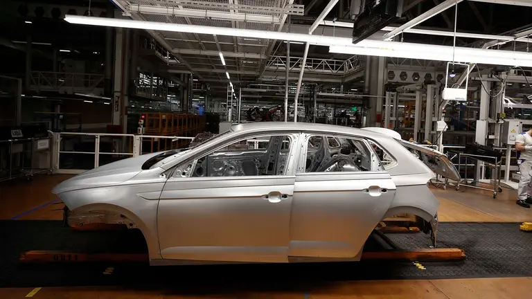 GRAFCAV4425. PAMPLONA, 29/06/2024.- La pr&oacute;xima semana, antes de los Sanfermines, saldr&aacute; de las l&iacute;neas de montaje de Volkswagen Navarra el &uacute;ltimo coche del modelo Polo cuarenta a&ntilde;os despu&eacute;s de que este emblem&aacute;tico turismo comenzara a fabricarse en la planta de Pamplona, que ha hecho de este &lsquo;superventas&rsquo; una de sus se&ntilde;as de identidad. El Polo, del que se han realizado en total seis redise&ntilde;os -cinco de ellos producidos en Pamplona- se deja de montar en la factor&iacute;a de Pamplona, pero no desaparece del mercado, ya que se seguir&aacute; fabricando en la planta de la multinacional alemana en Sud&aacute;frica. En total, en estos cuarenta a&ntilde;os, Volkswagen Navarra ha producido m&aacute;s de 8,4 millones de unidades de este modelo (8.421.145 a las 6,00 horas del viernes 28 de junio). El adi&oacute;s del Polo en Pamplona tiene un motivo muy concreto: habilitar espacio en las l&iacute;neas de montaje para la pr&oacute;xima fabricaci&oacute;n de dos modelos el&eacute;ctricos de Volkswagen.EFE/ Jes&uacute;s Diges